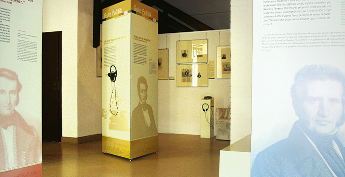 thematische Ausstellungspylonen mit eingebauten Interaktionen