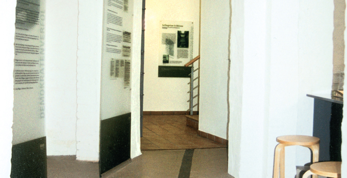 Eingangsbereich Ausstellung mit Zeitstrahl als Leitelement
