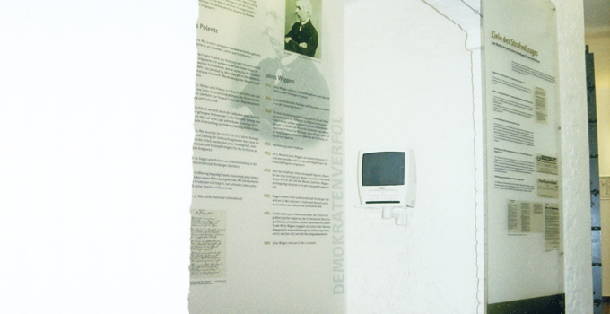 Videostation mit Zeitzeugeninterviews