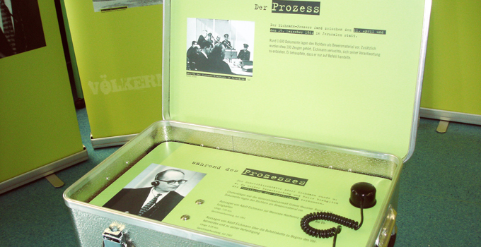 Hörstation mit Originalmitschnitten des Eichmann-Prozesses