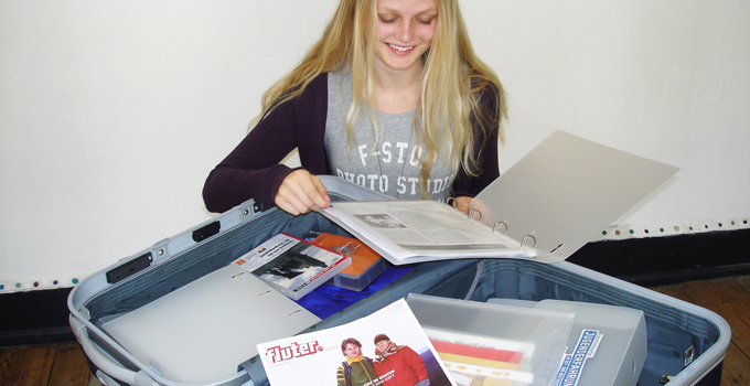 Inhalt Geschichtskoffer mit Biografieordnern und original Anschauungsmaterial