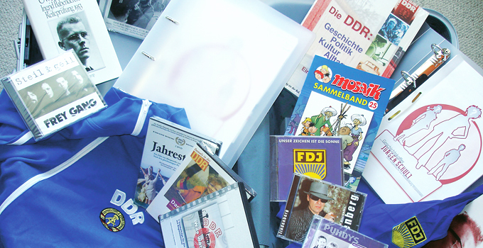 Inhalt des Geschichtskoffers mit zeitgenössischem Material