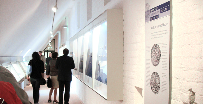 Ausstellungsraum mit Wandvitrinen