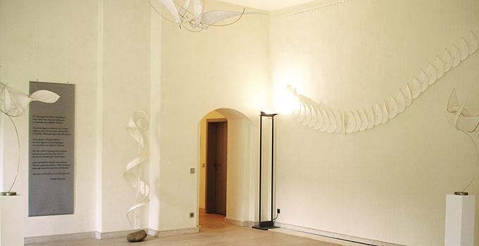 Raum mit Paierinstallationen