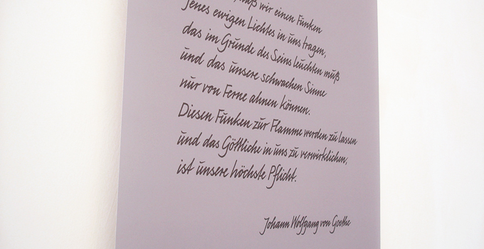 handgeschriebene Gedichte auf textilen Ausstellungsbannern