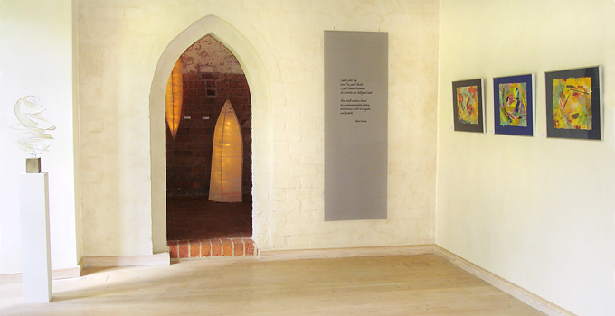 Zusammenspiel von Ausstellungsbannern und gehängten Kunstwerken