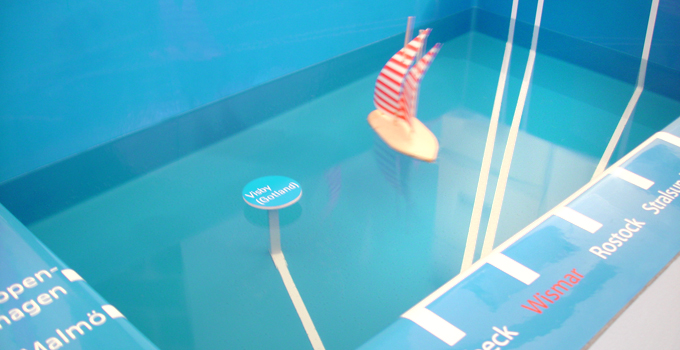 die Ostseein Miniatur in Form eines Wasserbeckens mit Schiffchen zum Selberbasteln